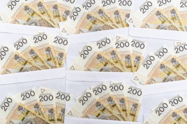Polonya PLN 200 banknotunun arka planında, beyaz bir zarfın içine yerleştirilmiş, rüşvet verme ve rüşvet verme kavramı.