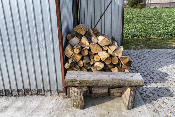 Firewood Stacked Pile Lying Property Metal Garage Wooden Background — Stock Photo, Image