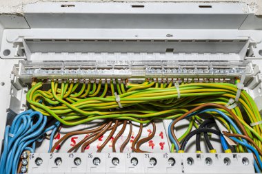 Elektrik kutusuna bağlanmış yeşil-sarı topraklama kablolarını engelle.