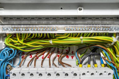 Elektrik kutusuna bağlanmış yeşil-sarı topraklama kablolarını engelle.