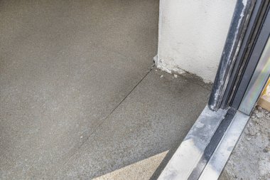 Zeminin kırılmasını önlemek için evin yeni yapılmış zeminini genişletme mekanı..