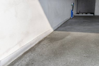 Duvarın altındaki zemin genişletme bandı zeminin çatlamasını önlemek için evin yeni yapılmış zemininde..