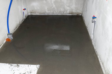 Yeni dökülmüş zemini sularken çatlamaması için evde perçinlenmiş..