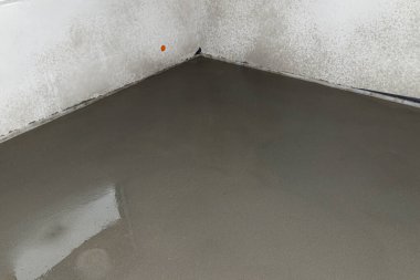 Yeni dökülmüş zemini sularken çatlamaması için evde perçinlenmiş..