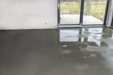 Yeni dökülmüş zemini sularken çatlamaması için evde perçinlenmiş..