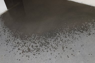 Yeni dökülmüş zemini sularken çatlamaması için evde perçinlenmiş..