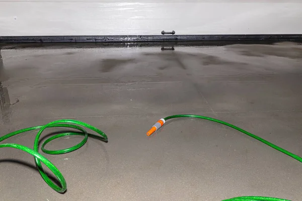 Garden Hose Lying Wet Newly Poured Floor Screed Home — Stock Photo, Image