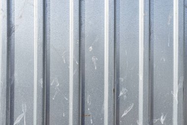 Güneş tarafından aydınlatılan garajdaki metalden yapılmış gerçek arka plan.