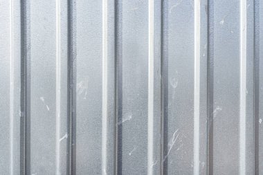 Güneş tarafından aydınlatılan garajdaki metalden yapılmış gerçek arka plan.