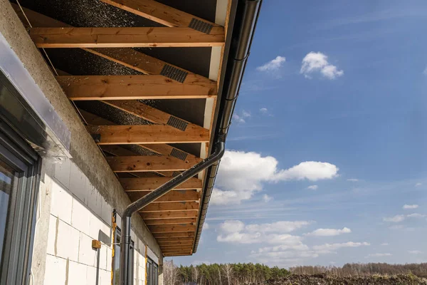 青い空に対するアントラサイトの新しいセラミックタイルで覆われた一戸建ての屋根 目に見える信頼 — ストック写真