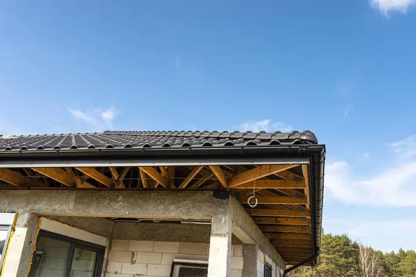 Telhado Uma Casa Unifamiliar Coberta Com Uma Nova Telha Cerâmica — Fotografia de Stock
