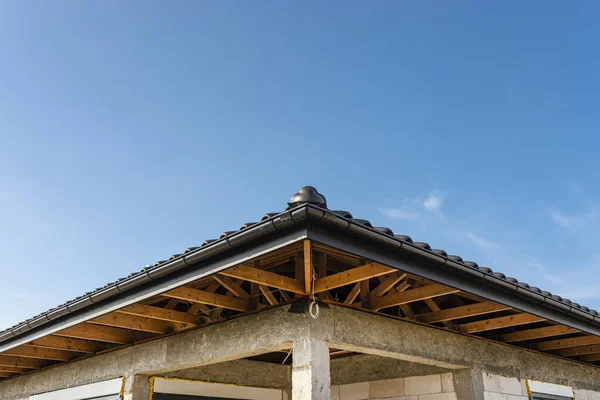 Telhado Uma Casa Unifamiliar Coberta Com Uma Nova Telha Cerâmica — Fotografia de Stock