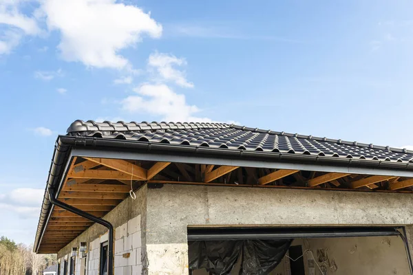 Toit Une Maison Unifamiliale Recouverte Une Nouvelle Tuile Céramique Anthracite — Photo