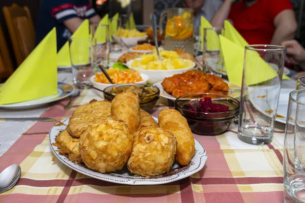 飾りテーブルの上に横たわる揚げたての詰め物ポーランドのコロッケ 目に見えるキノコとビートの山 — ストック写真