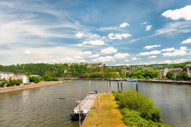 Koblenz, Almanya Haziran 2019. Ren nehri kıyısındaki eski şehrin panoraması görülebilir binalar, mavi gökyüzü ve Almanya 'nın Koblenz kentindeki nehirde bir gemi.