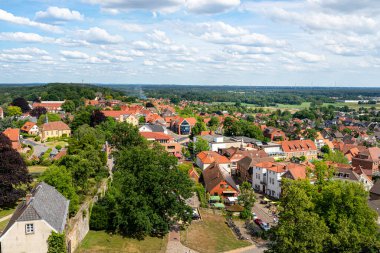Bad Bentheim, Almanya Haziran 2019. Almanya, Bad Bentheim 'de bulutlu mavi gökyüzünün arka planında kırmızı çatısı olan eski şehrin panoraması..