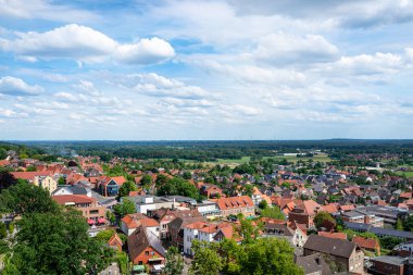 Bad Bentheim, Almanya Haziran 2019. Almanya, Bad Bentheim 'de bulutlu mavi gökyüzünün arka planında kırmızı çatısı olan eski şehrin panoraması..