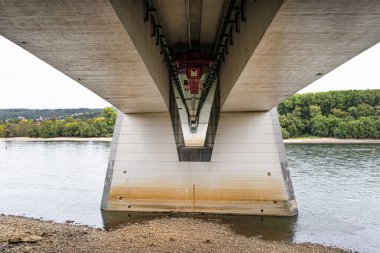 Aşağıdan beton köprü görünüyor, beton sütunlar görünüyor..
