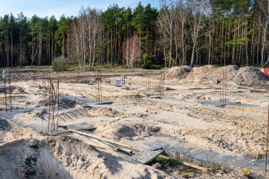 Beton direklerin ve boruların oluşacağı bir yerde yerden çıkan destek çubukları..