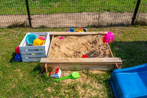 家の庭 目に見える砂場 美しい春の日による子供たちの遊び場 — ストック写真