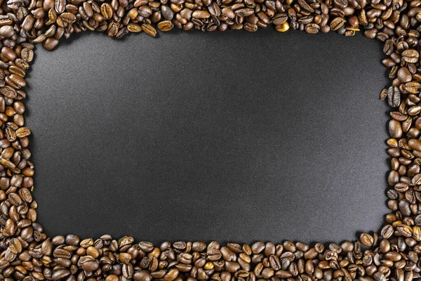 黒地に平たく横になった新鮮な焙煎コーヒー豆を背景に 長方形の形をしたコピースペース — ストック写真