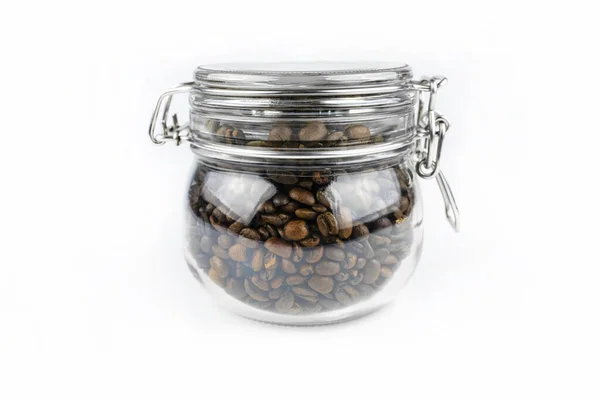 Taze Kavrulmuş Kahve Çekirdekleri Kapalı Şeffaf Bir Kavanozda Beyaz Bir — Stok fotoğraf