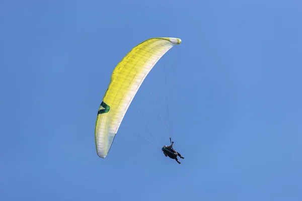 Güzel Güneşli Bir Günde Mavi Gökyüzüne Karşı Yeşil Bir Paraglider — Stok fotoğraf