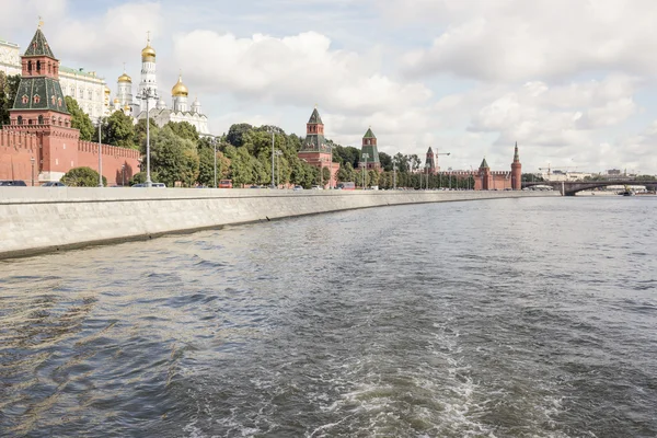 View of the Kremlin from the Moskva River by Kremlin embankment — Stock Photo, Image