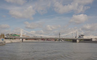 Kırım köprü. Taşıma/iş arabaları ve insanlar karayolu üzerinde