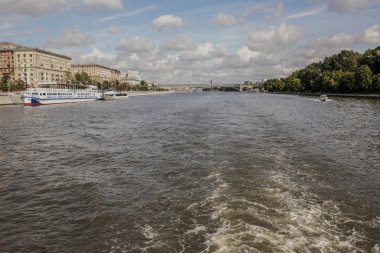 Frunzenskaya dolgu park yerinde gemilerle