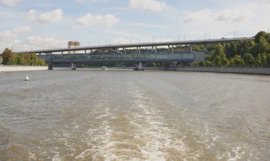 Moskova Nehri ve Luzhnetskiy bridg tekneden görüntülemek