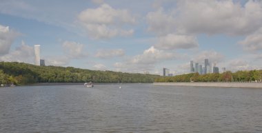 Moskova. Moskova Nehri üzerinde tekne görüntülemek