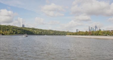 Moskova. Moskova Nehri üzerinde tekne görüntülemek