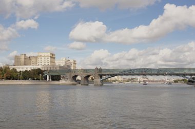  Moskova. Pushkinsky Köprüsü. Köprü float gemi altında