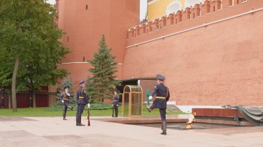  Bir nöbetçi Tom ebedi ateşe adlı yayında rahatlatmak için