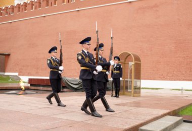   Karaul mezar ebedi ateşe adlı yazıya hareket ediyor 