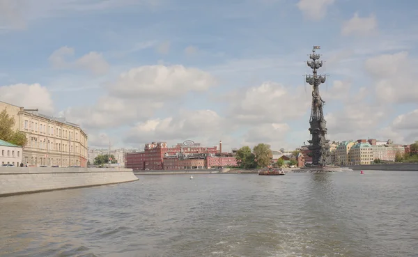 Monument "ter gelegenheid van het 300-jarig bestaan van de Russische vloot" — Stockfoto