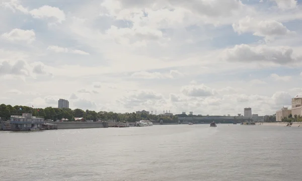 Auf dem Moskauer Fluss Segelschiffe — Stockfoto