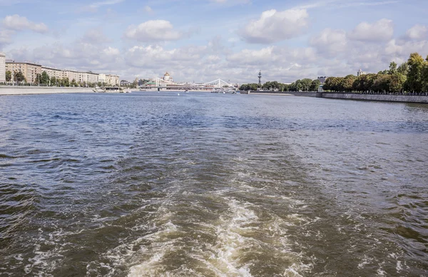Moskau. Krimbrücke. Unter der Brücke schweben Schiffe — Stockfoto