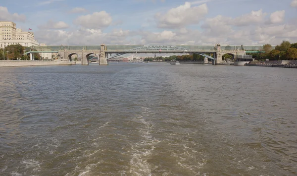 Moskau. Puschkinsky-Brücke. unter der Brücke schwimmende Schiffe — Stockfoto