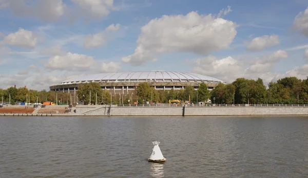 Widok z łodzi na Grand Arena sportowa Łużniki — Zdjęcie stockowe