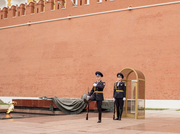 K úlevě od sentry na post na věčný plamen na Toma — Stock fotografie