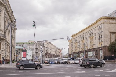 Tverskaya Caddesi boyunca hareket eden arabalar ve yayalar 