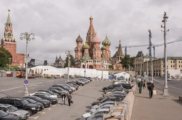 Gebied Vasilevsky-afdaling. Door het gebied, het verplaatsen van voetgangers en auto — Stockfoto