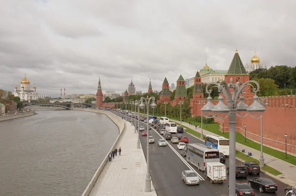 Uitzicht op het Kremlin vanaf de grote Moskvoretsky-brug — Stockfoto