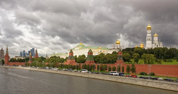  Moskova.Büyük Moskvoretsky köprüsünden Kremlin görünümü 