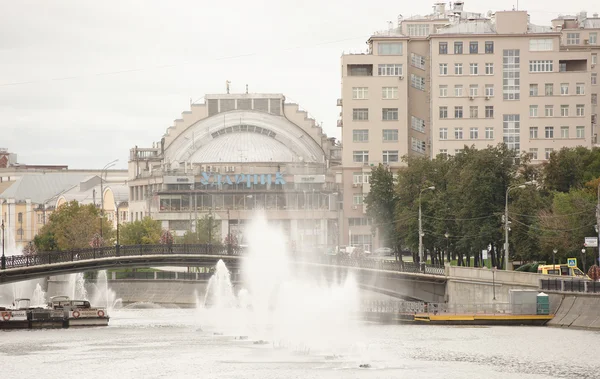 House on the waterfront and the Cinema "Udarnik",Drummer — Stock Photo, Image