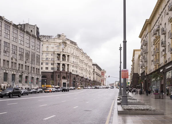 Tverskaya Caddesi boyunca hareket eden arabalar ve yayalar 