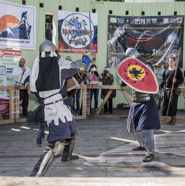 Bekämpa knights i arenan i parken W. Cherevichkin — Stockfoto