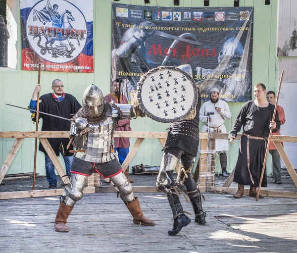  Şövalyeler arenada mücadele 